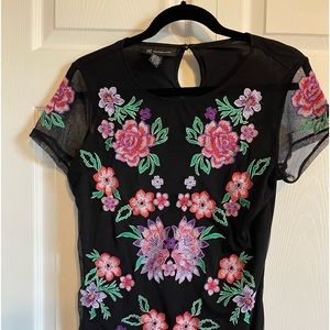 Tunic blouse with delicate embroider flowers